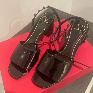 Size 38.5 ( runs a size small)